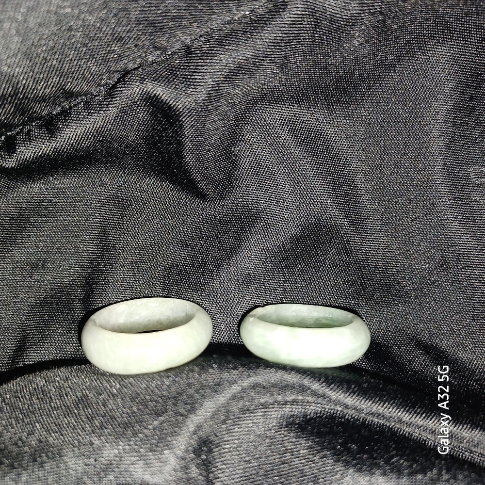 LIGHT GREEN JADE RINGS SIZE 7. CAN BE THUMB RINGS OR RING FINGER.
